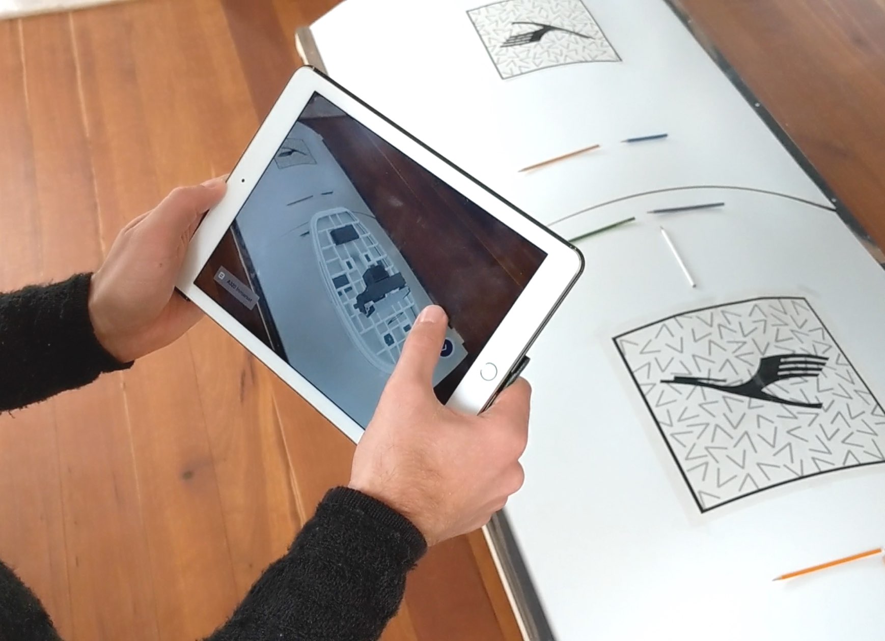 AR App auf dem iPad das in der Hand gehalten wird